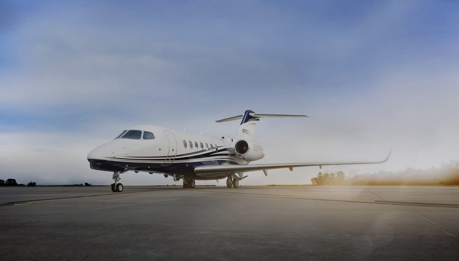 Jet privado en pista